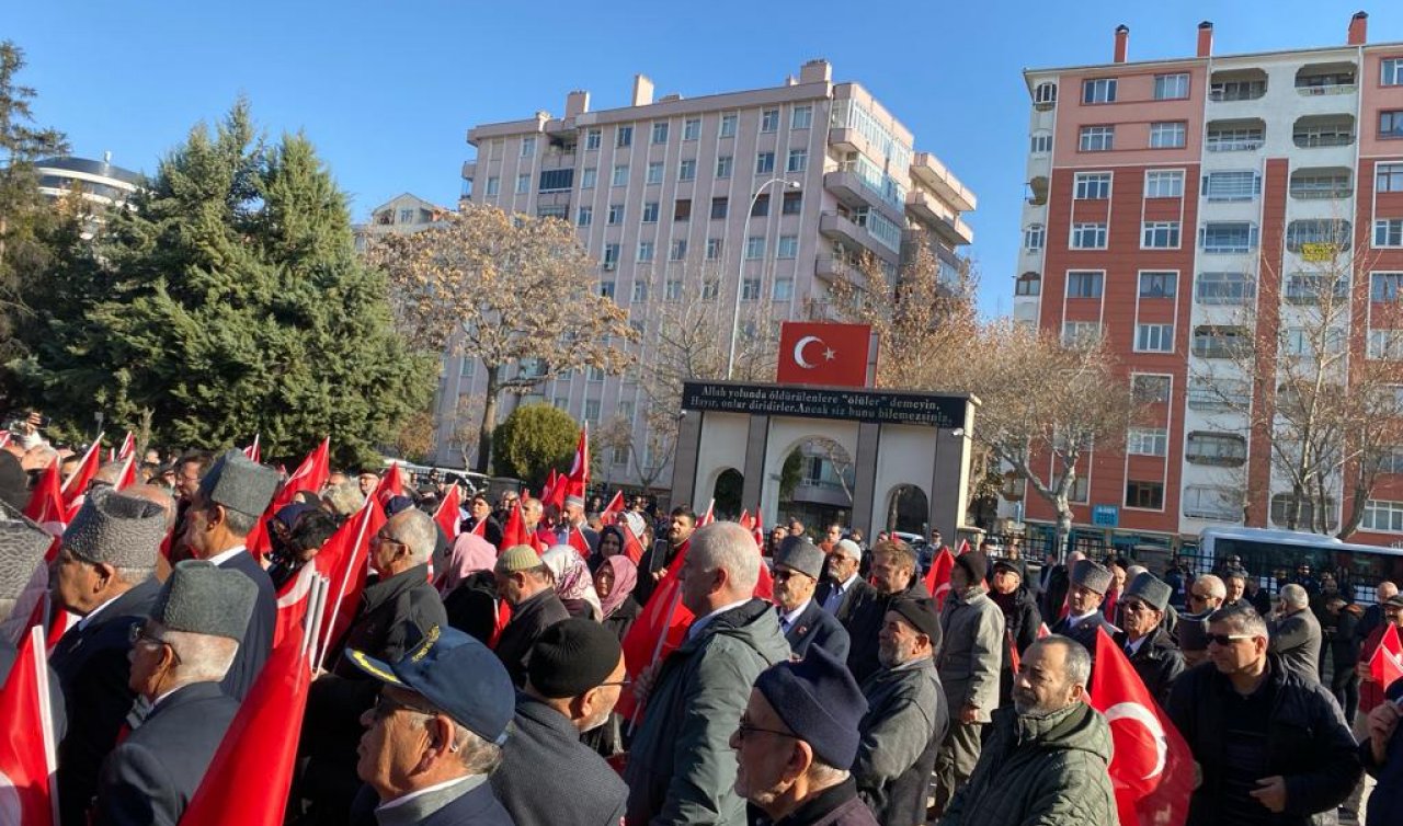  Konya’da terör lanetlendi, vatandaşlar bayrak için yürüdü