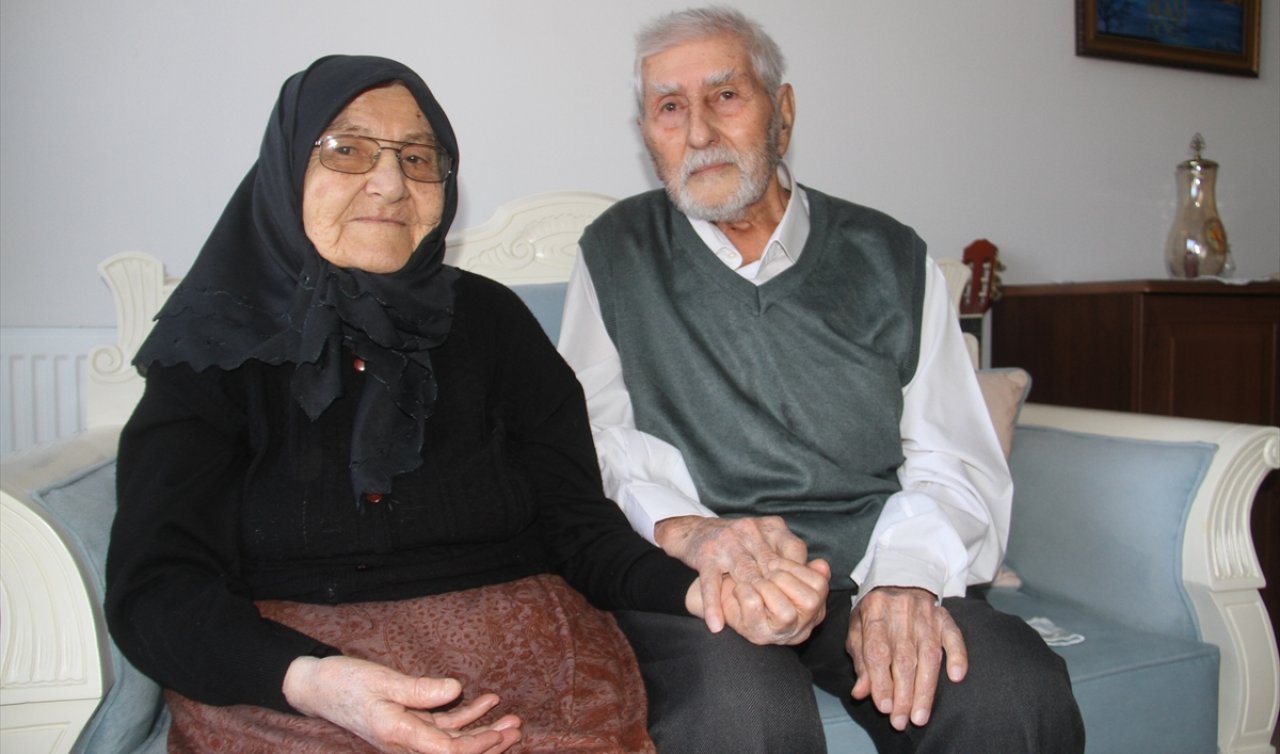 Konya’da 77 yıldır aynı yastığa baş koyan çiftin mutluluğu gözlerinden okunuyor