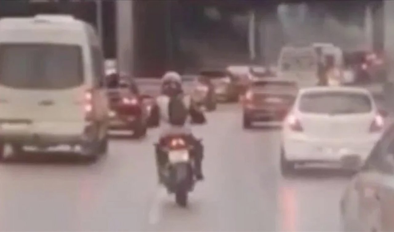 Bakan Koca, ambulans için trafiği açan motosiklet sürücüsünün görüntüsünü paylaştı