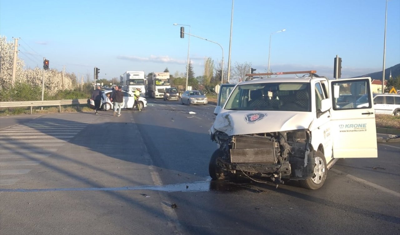 Konya’da kamyonet trafik ışıklarında bekleyen otomobile çarptı! Çok sayıda yaralı var 
