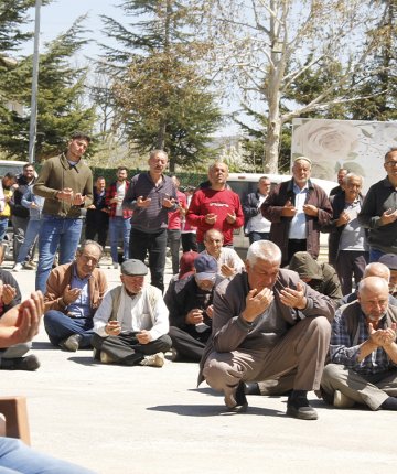 Konya’da çiftçiler ve vatandaşlar yağmur duasına çıktı!