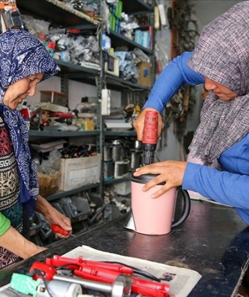 Konya’da gelin kaynana elektrikli ev aletlerini tamir ediyor