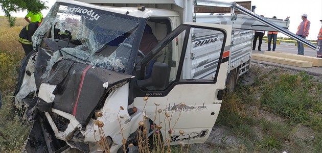  Konya'da kamyonetle midibüsün çarpıştığı kazada karı-koca öldü, bir kişi yaralandı