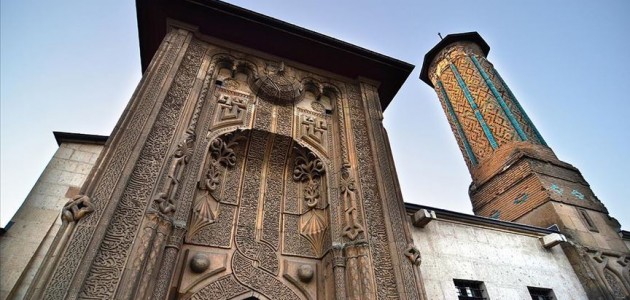  Tarihe Tanıklık Eden Eser: İnce Minareli Medrese