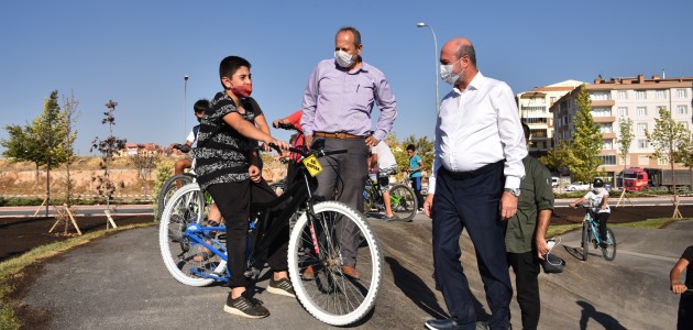  Başkan Pekyatırmacı'dan Bisiklet ve Kaykay Parkına Ziyaret