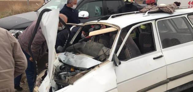  Ilgın'da Kamyonet Otomobile Çarptı: 1 Ölü, 2 Yaralı