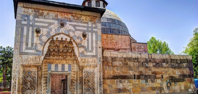  Anadolu Selçuklu Dönemi Taç Kapıları Kitaplaştırılıyor
