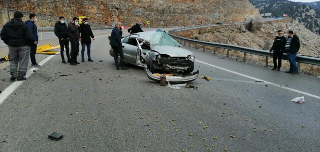  Seydişehir'de Otomobil Yön Levhasına Çarptı: 3 Yaralı