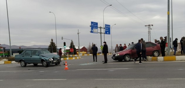  Seydişehir'de İki Otomobil Çarpıştı 2 Kişi Yaralandı
