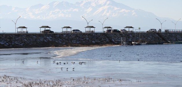  Beyşehir Gölü'nün Kıyıları Dondurucu Soğuklardan Buz Tuttu
