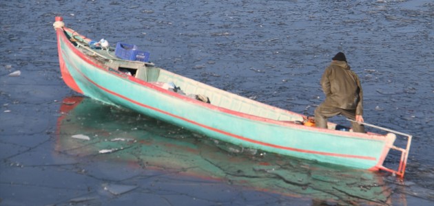  Kıyıları donan Beyşehir Gölü'nde Balıkçıların Zorlu Mesaisi
