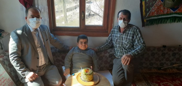  Seydişehir İlçe Mili Eğitim Müdürü'nden Engelli Öğrenciye Doğum Günü Sürprizi