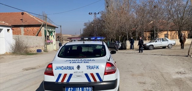  Konya'da Jandarma Ekipleri Megafondan Maske ve Sosyal Mesafe Uyarısı Yaptı
