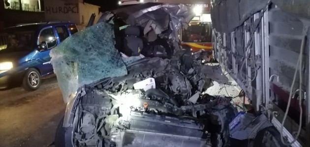  Konya'da Tıra Çarpan Minibüsün Sürücüsü Öldü
