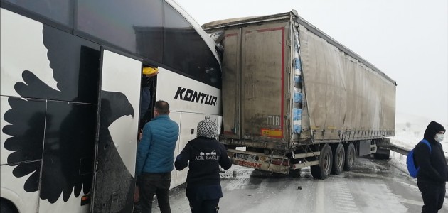  Konya'da Yolcu Otobüsü Tıra Çarptı: 6 Yaralı
