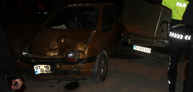  Konya'da İki Otomobilin Çarpıştı,  8 Kişi Yaralandı
