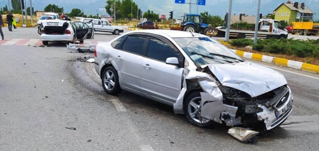  Konya'da İki Otomobil Çarpıştı: 8 Yaralı
