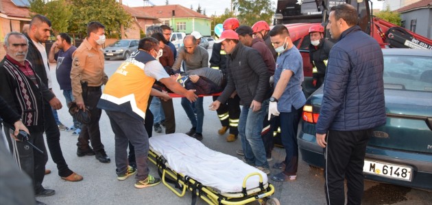  Konya'da otomobil ile iş makinesinin çarpışması sonucu 3 kişi yaralandı