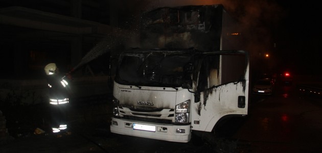  Konya'da 3 araç 1 kamyon yandı