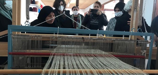  Kadınlar Tiftik keçisinin yününden sof kumaşı üretiyor