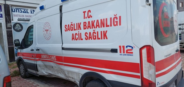  Konya'da ambulansla çarpışan hafif ticari aracın sürücüsü yaralandı