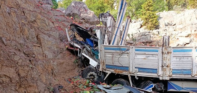  Konya'da karpuz yüklü kamyon kayalıklara çarptı: 1 ölü  