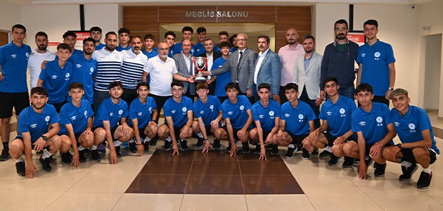  Türkiye üçüncüsü U18 Futbol Takımından Başkan Pekyatırmacı'ya ziyaret