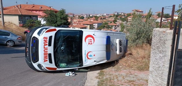  Feci kaza: Ambulansla otomobil çarpıştı
