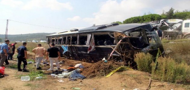  Tur otobüsü su kanalına devrildi: 1 ölü, 54 yaralı