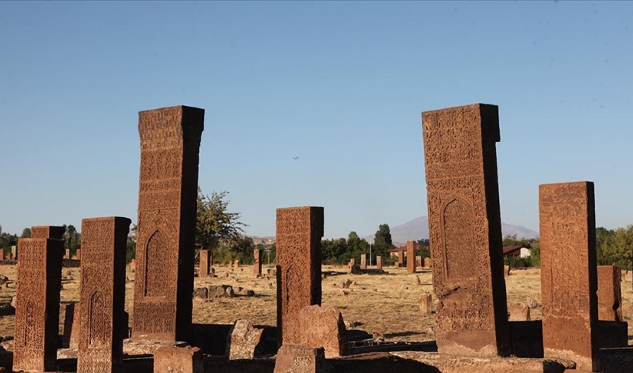  Dünyanın en büyük Türk-İslam mezarlığını 2023’te 170 bin kişi ziyaret etti