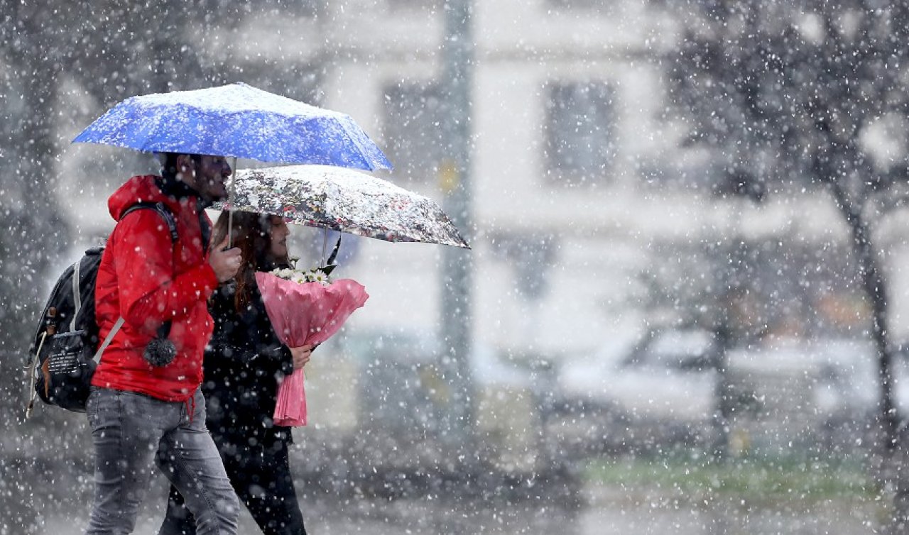 Konya’da beklenen yılın ilk kar yağışı gerçekleşti