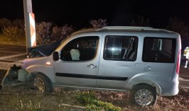 Konya’da elektrik direğine çarpan araçtaki 1 kişi öldü, 2 kişi yaralandı