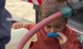 Gazzeli çocuğun bir damla suyu içmeye çalıştığı anlar kameralara yansıdı