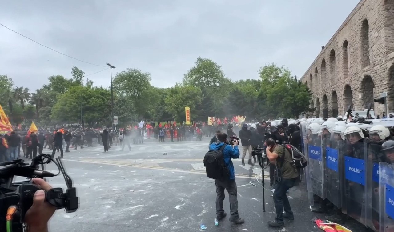  Saraçhane’de göstericiler polise taş ve bayrak sopasıyla saldırdı 