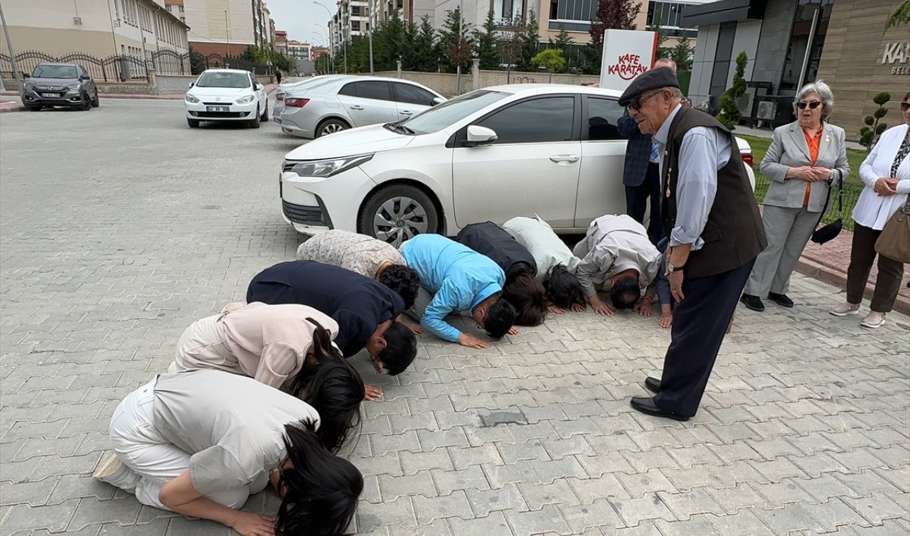 Konya’da duygu seli yaşandı! Koreli heyet, Konyalı gazinin önünde saygıyla eğildi!