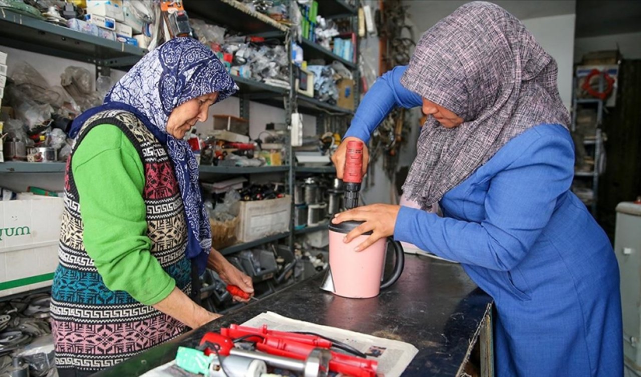 Konya’da gelin kaynana elektrikli ev aletlerini tamir ediyor