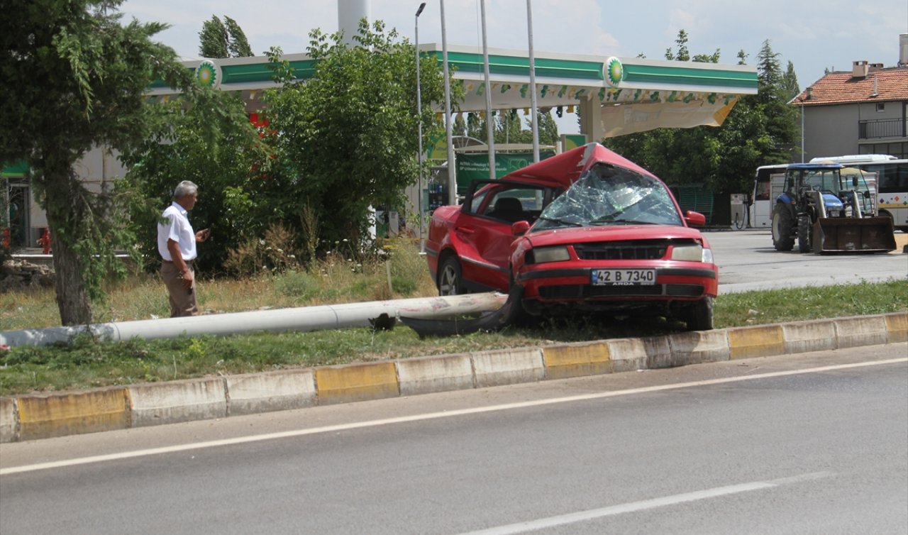 Konya’da otomobil aydınlatma direğine çarptı! 2 kişi yaralandı
