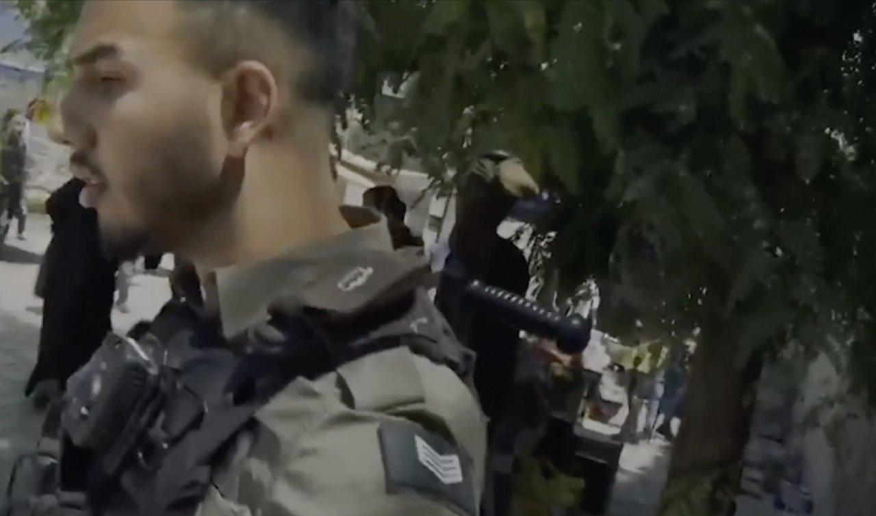 İsrail polisi Doğu Kudüs’te Filistinlileri darbettiği anları görüntüleyen TRT Haber ekibine saldırdı