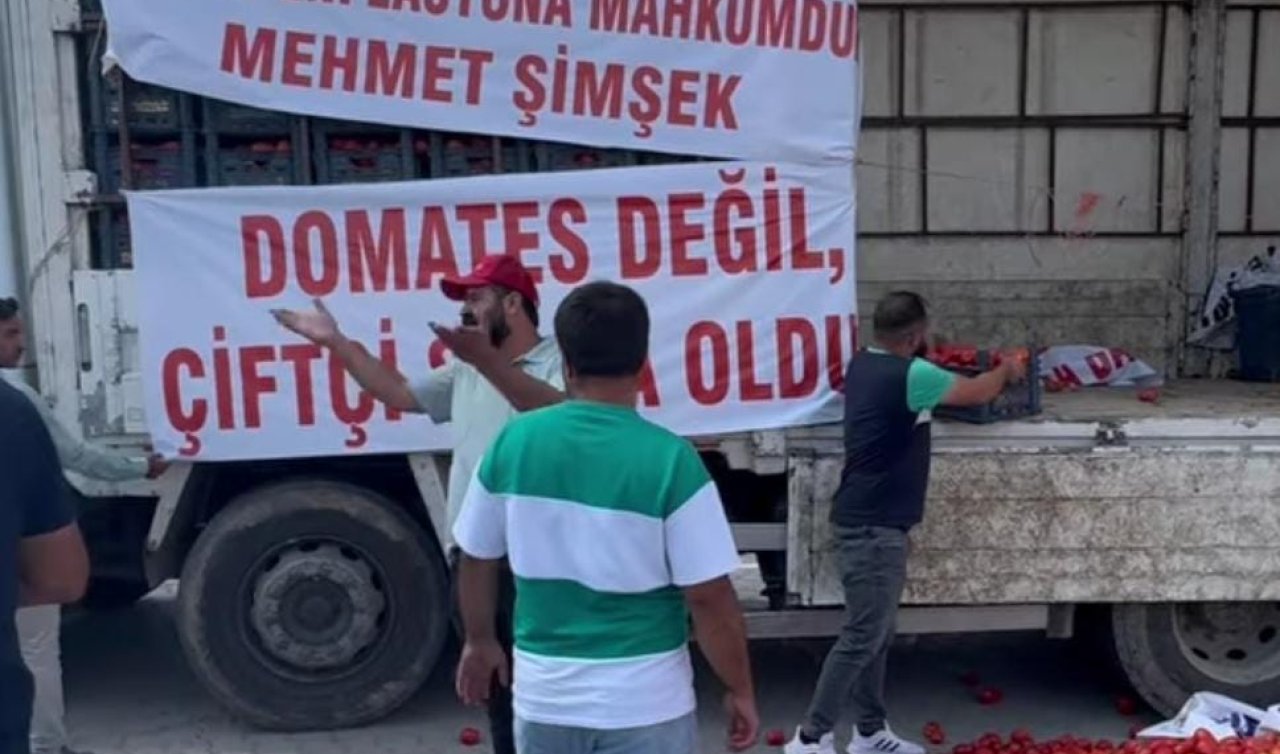  Konya’da Çiftçilerden ’yol kapatmalı’ protesto: Kasa kasa domatesi yola döktüler