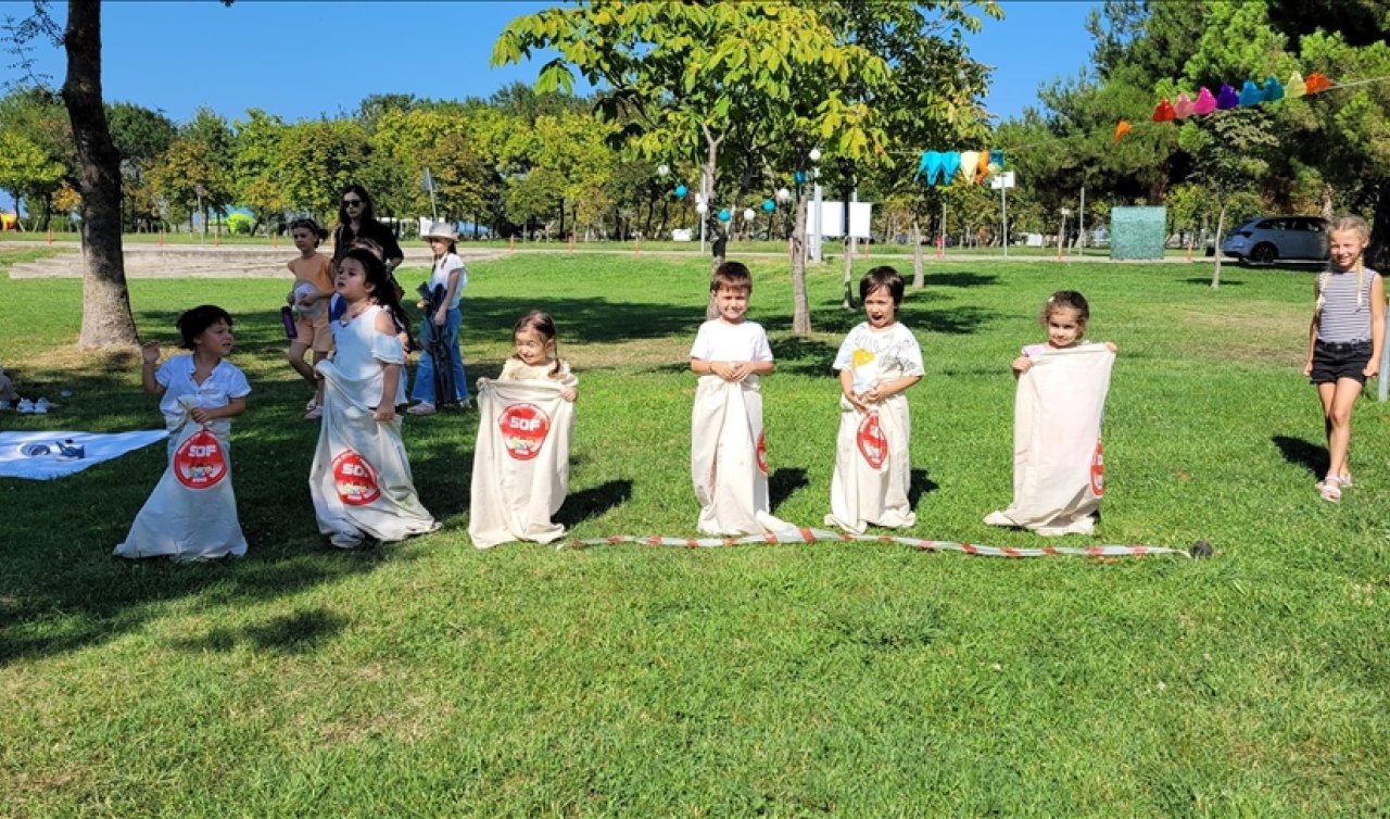 Çocuklar “Gezici Kütüphane“ sayesinde unutulmaya yüz tutan sokak oyunlarıyla tanışıyor