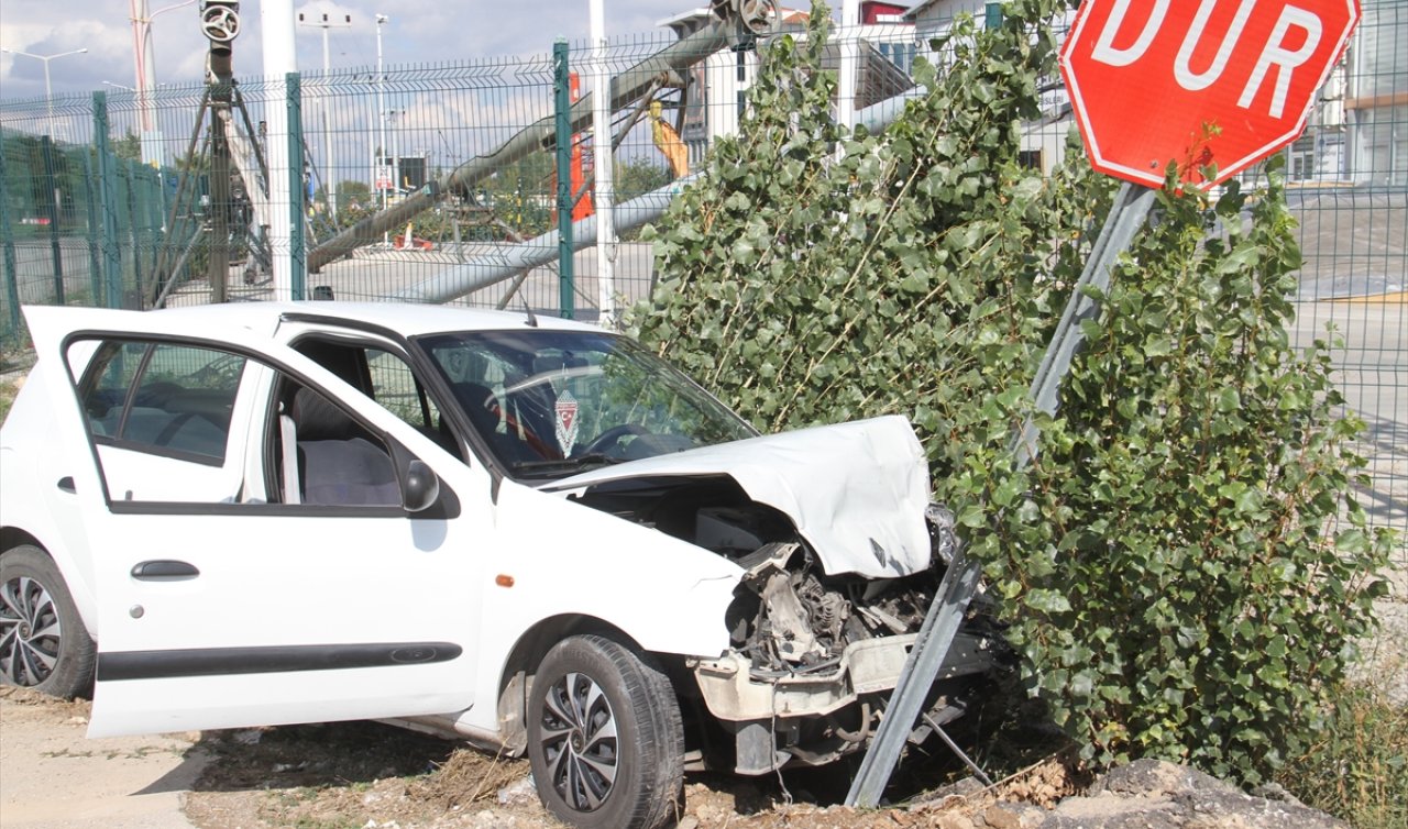  Konya’da iki otomobil kavşakta çarpıştı! 