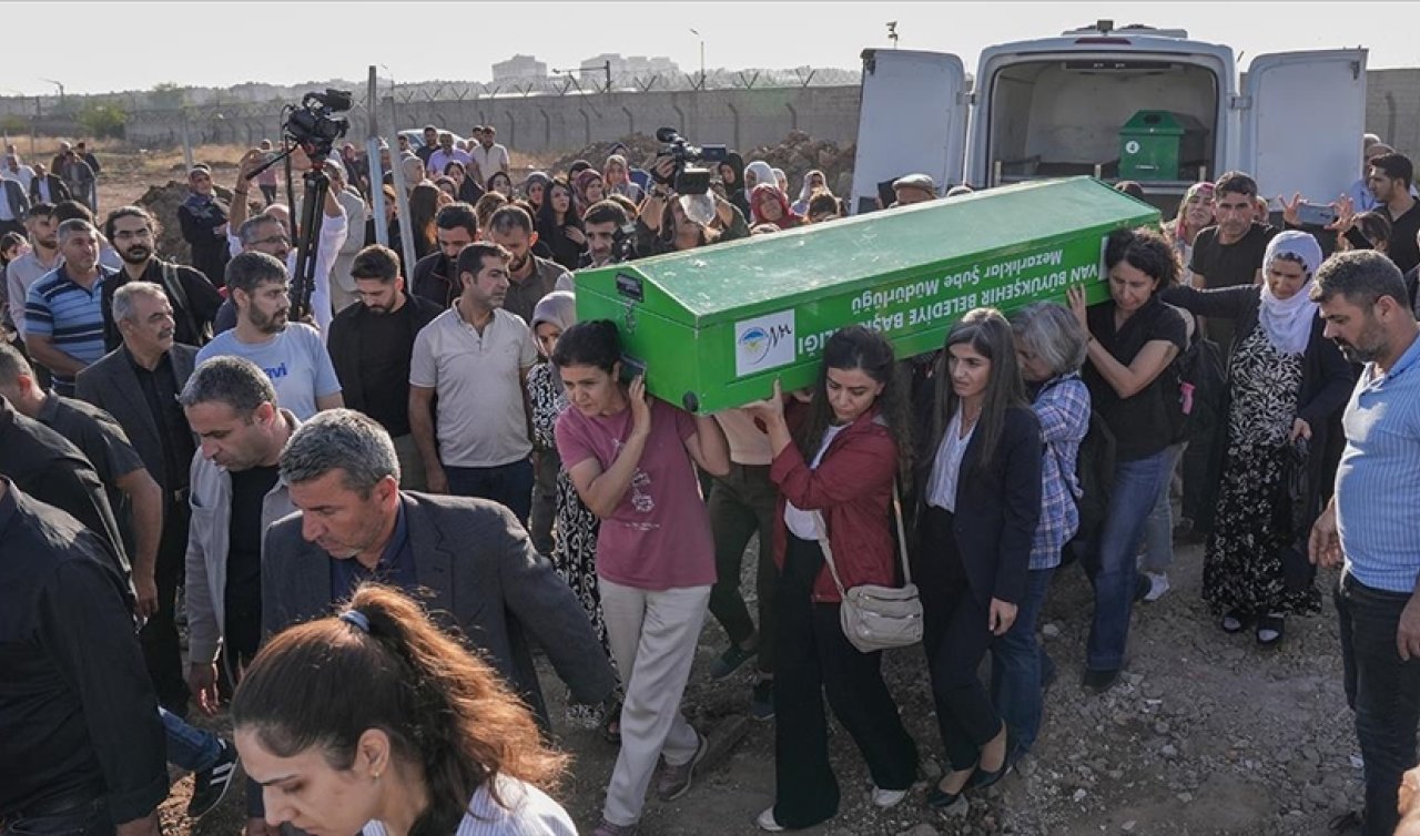   Rojin Kabaiş’in cenazesi Diyarbakır’da kadınların omuzlarında defnedildi!