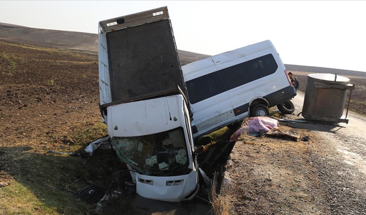 Diyarbakır’da 3 araç kazaya karıştı! 15’i öğretmen 17 kişi yaralandı