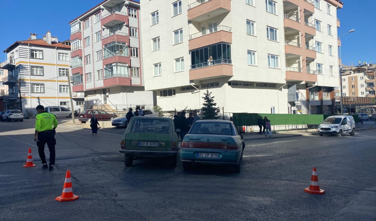  Konya’da iki otomobil çarpıştı! 2 kişi yaralandı