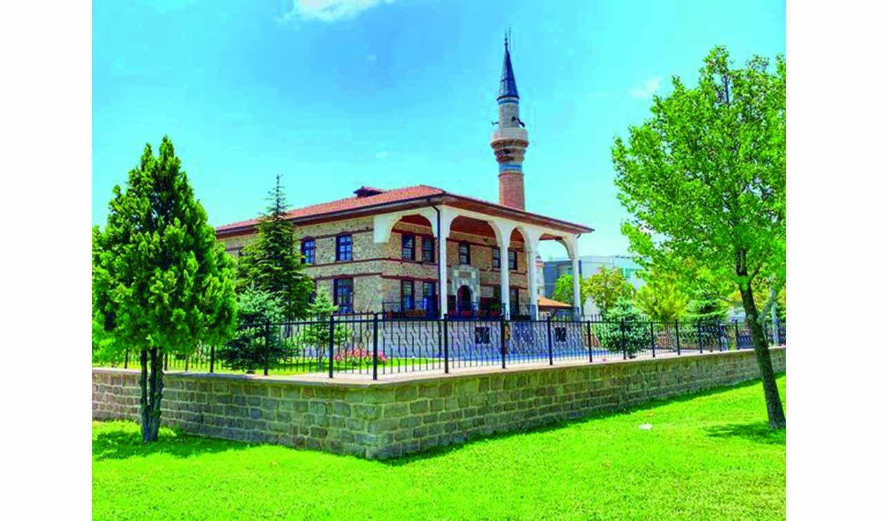  Konya’nın kültürel mirası olan caminin tavan göbeği dikkat çekiyor!