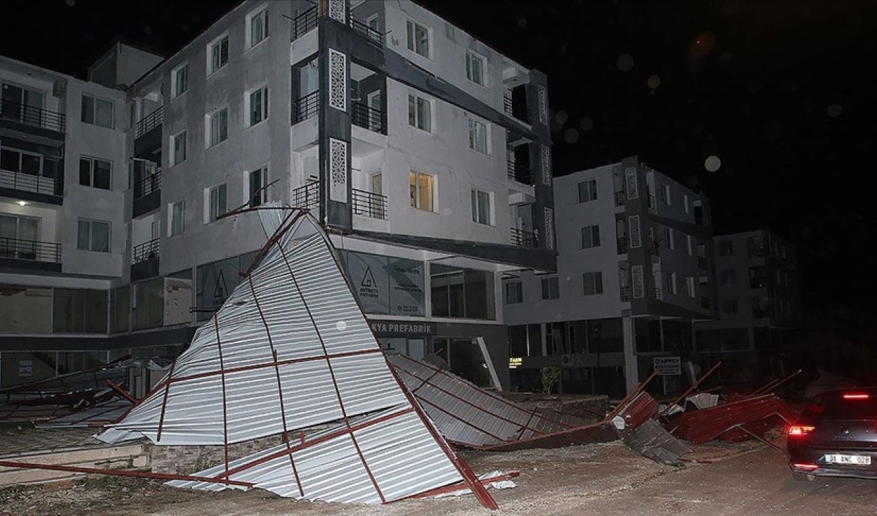 Hatay’da şiddetli rüzgar evlerin çatılarını uçurdu!