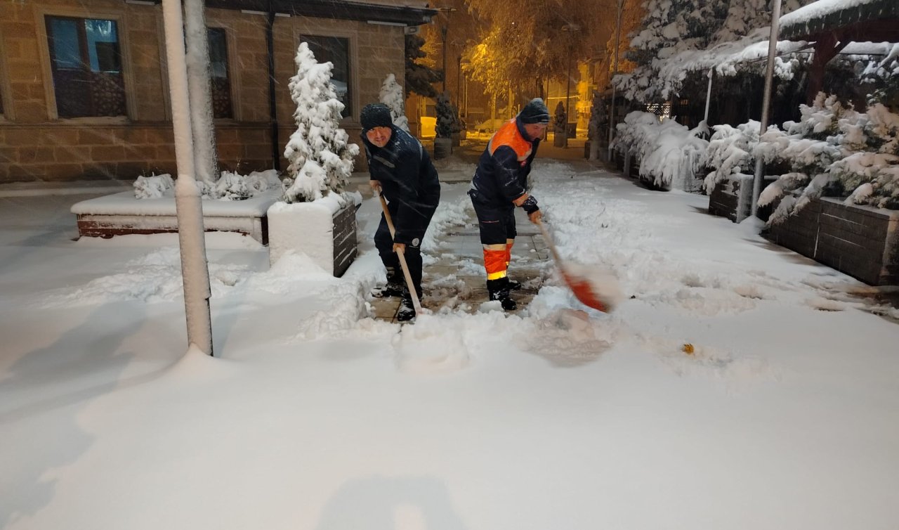  Çumra Belediyesi, kar yağışı dolayısıyla yol açma ve tuzlama çalışması yaptı