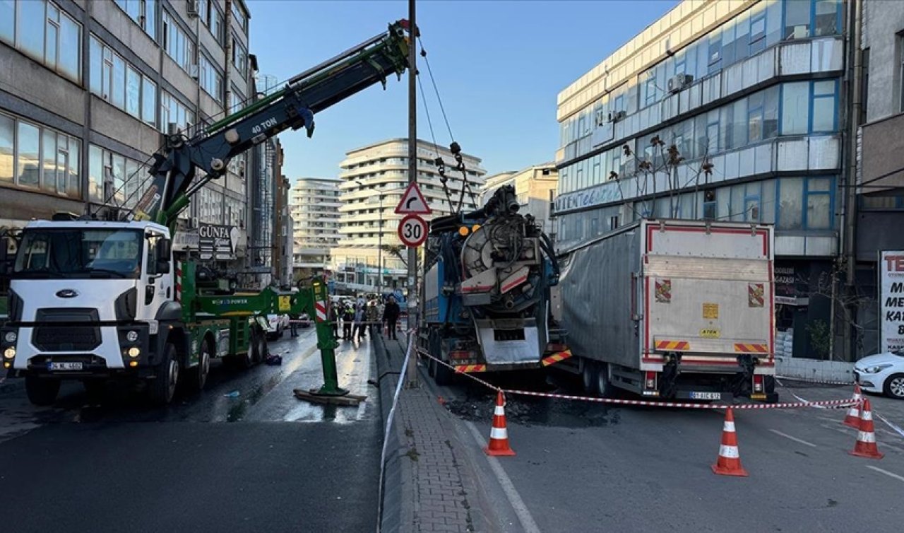 Güngören’de yol çöktü, 2 kamyon düştü 