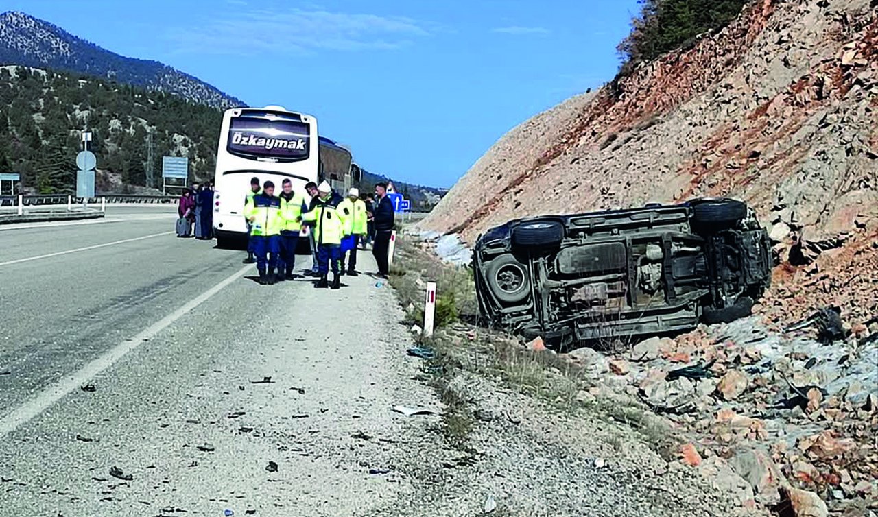  Konya’da otobüsün çarptığı otomobil devrildi, 3 yaralı!