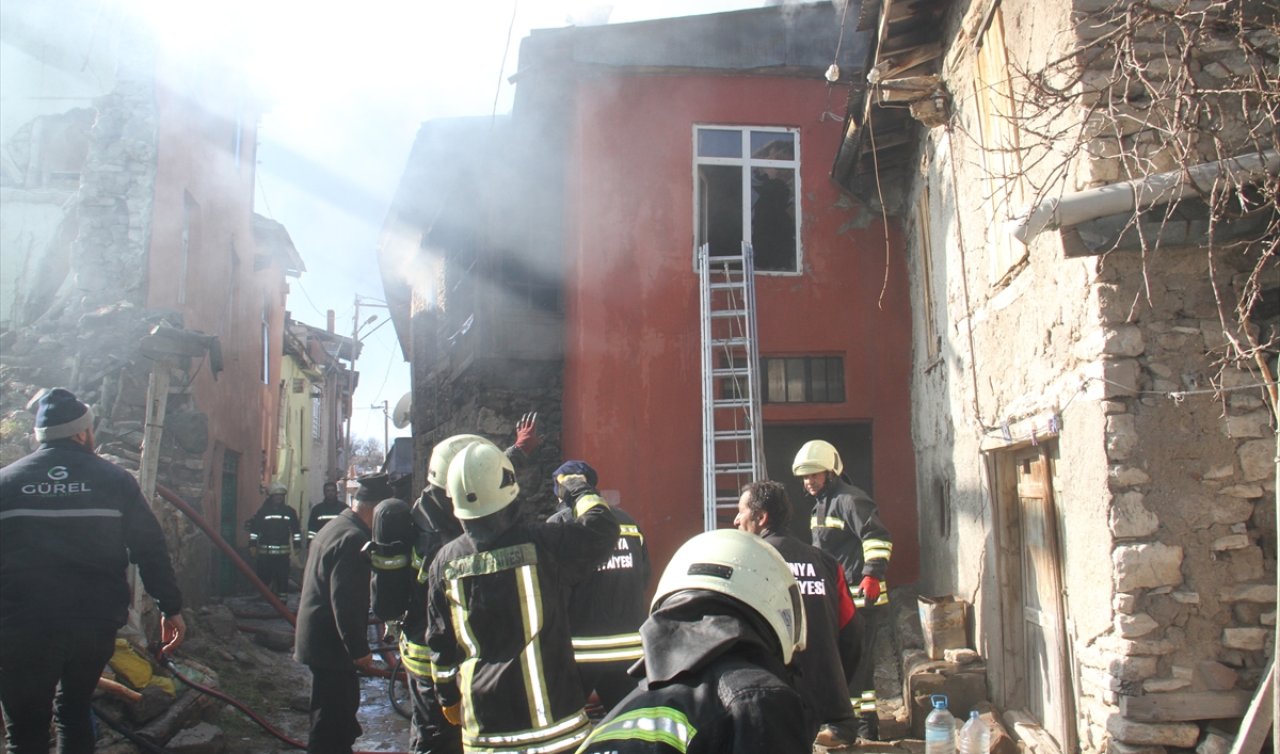  Konya’da korkutan yangın: 2 yaralı, 4 ev zarar gördü